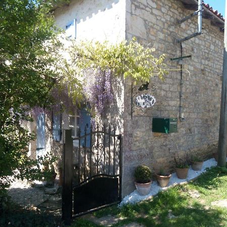 Chat Noir Gite Et Chambre D'Hotes Acomodação com café da manhã Genouille  Exterior foto