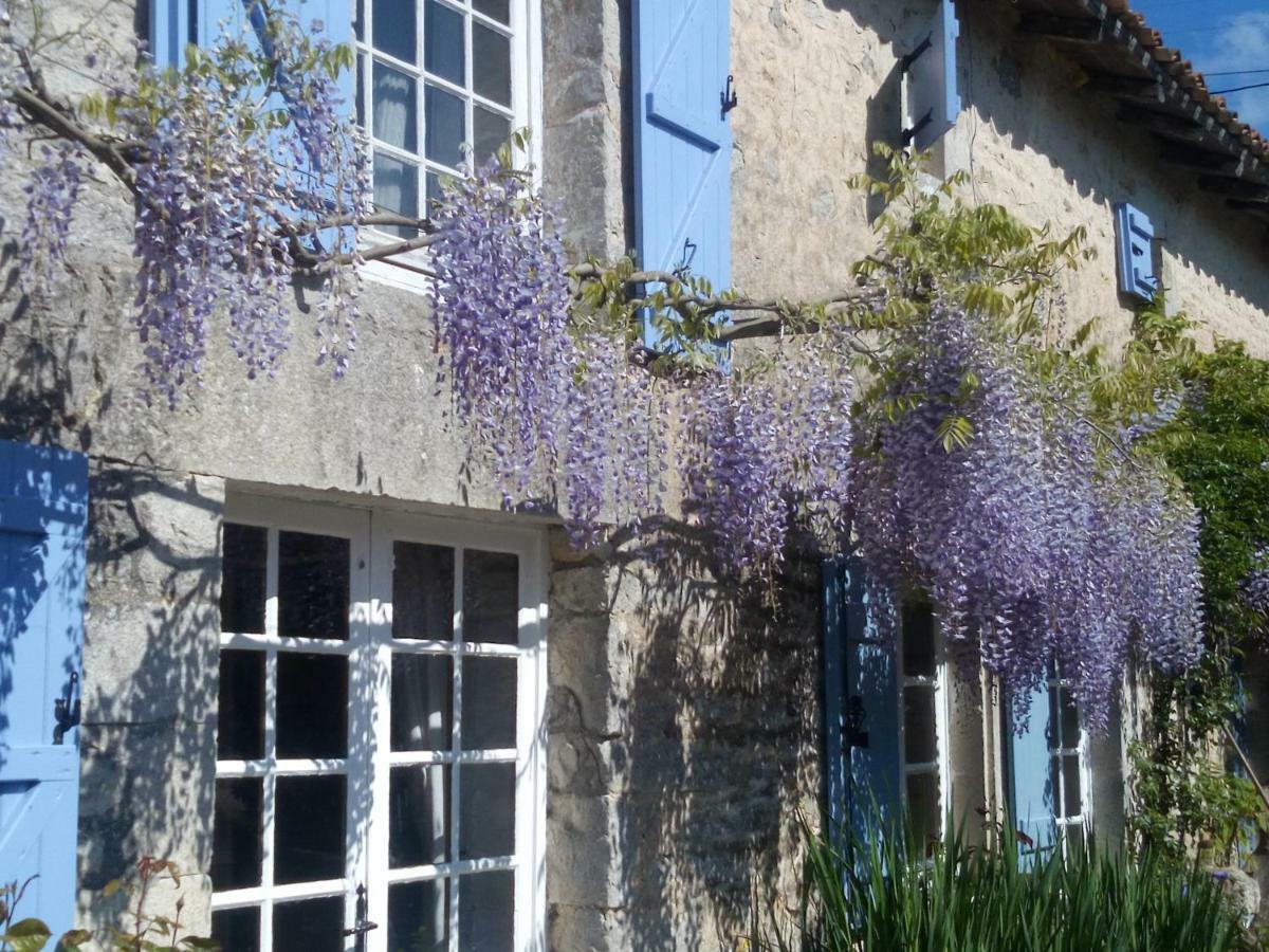 Chat Noir Gite Et Chambre D'Hotes Acomodação com café da manhã Genouille  Exterior foto