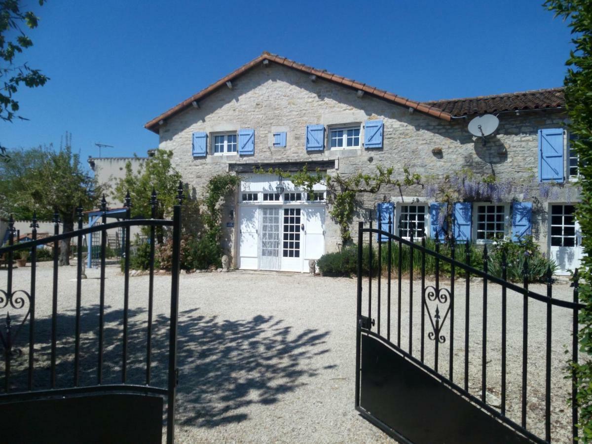 Chat Noir Gite Et Chambre D'Hotes Acomodação com café da manhã Genouille  Exterior foto